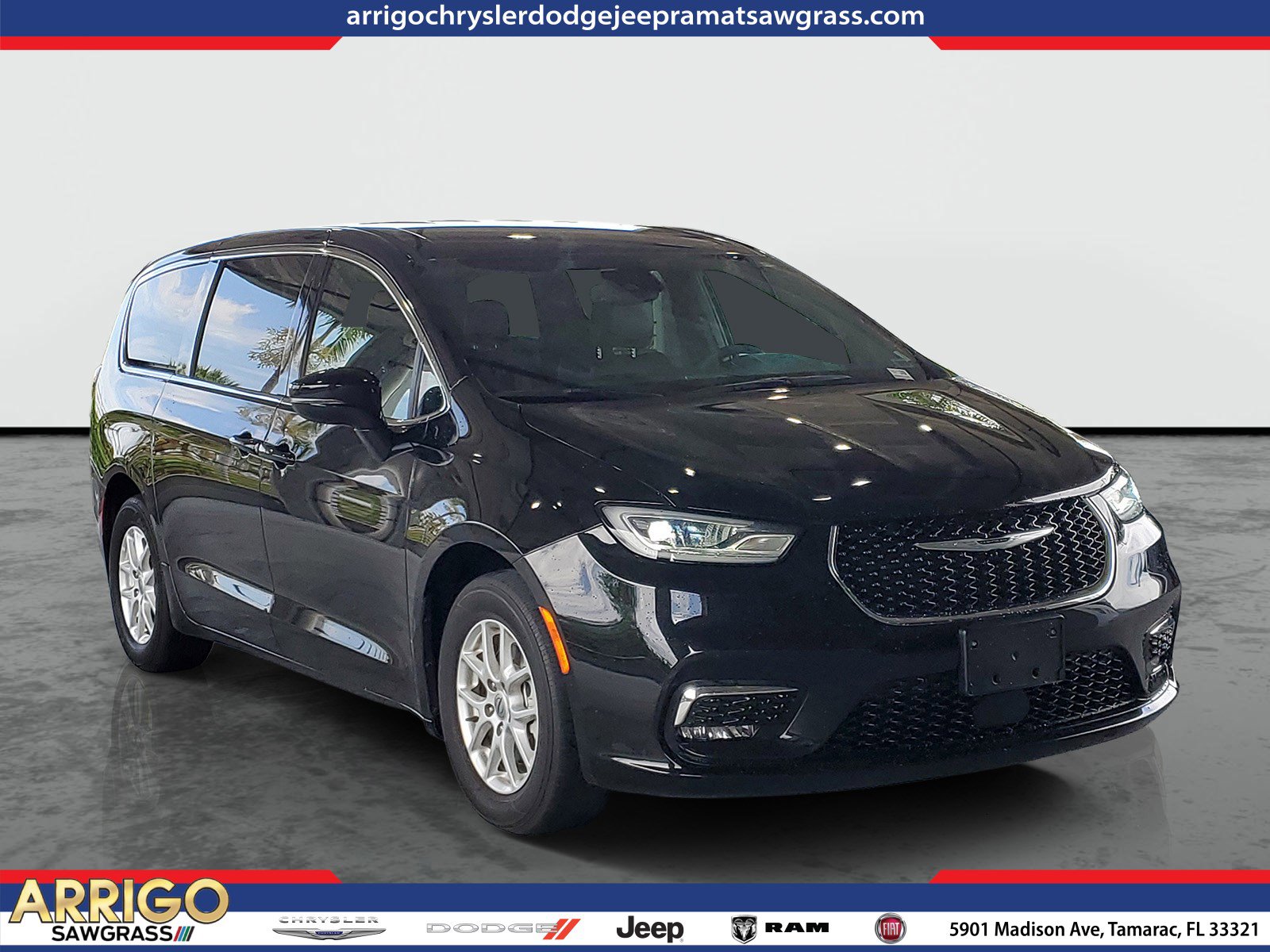 Used 2025 Chrysler Pacifica Select FWD image 1