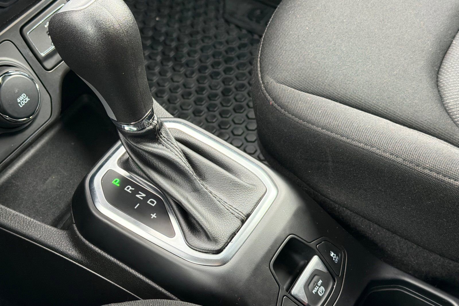 Used 2023 Jeep Renegade Latitude image 19