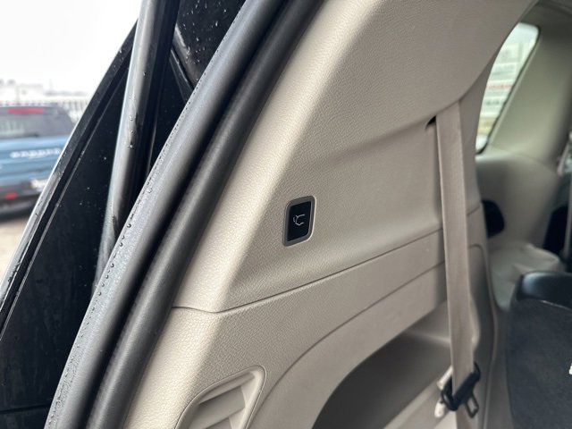 Used 2024 Chrysler Pacifica Touring-L image 11