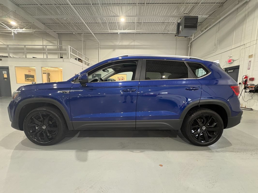 Used 2024 Volkswagen Taos SE w/ Panoramic Sunroof Package FWD image 4