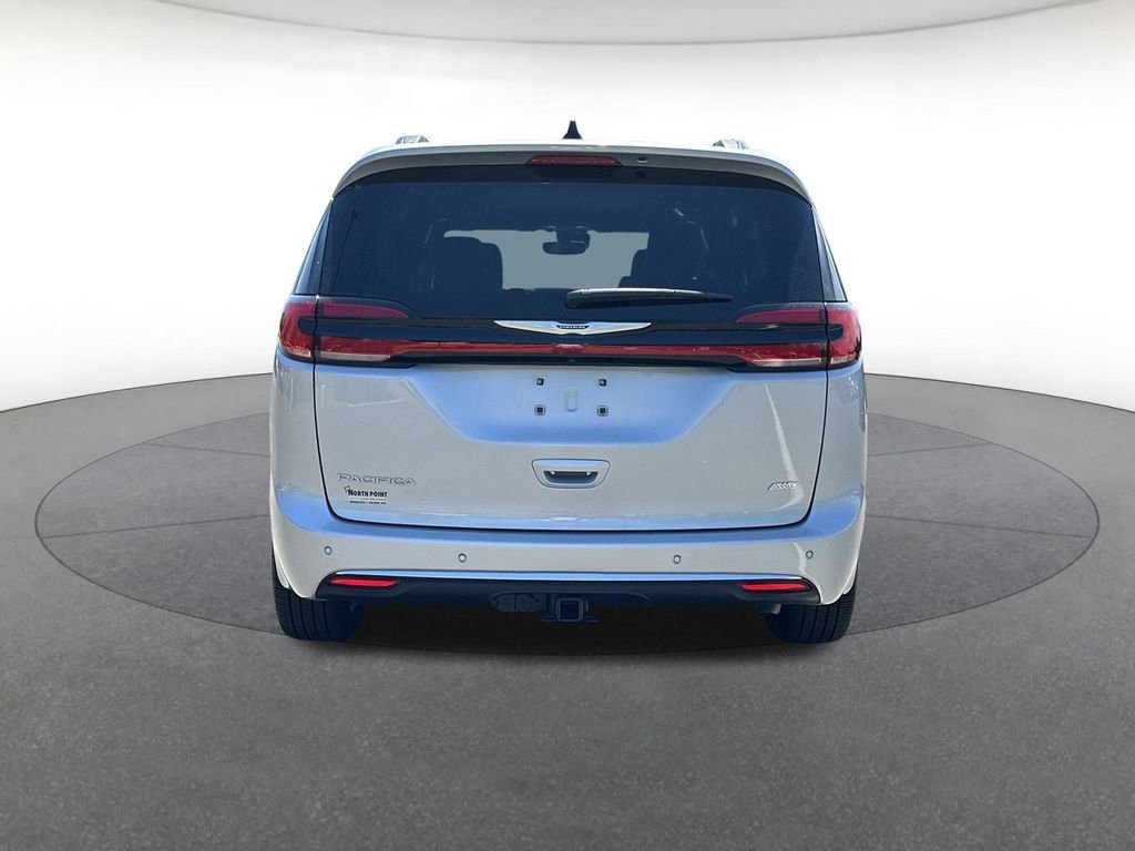 Used 2024 Chrysler Pacifica Pinnacle w/ Trailer Tow Group AWD/4WD image 4