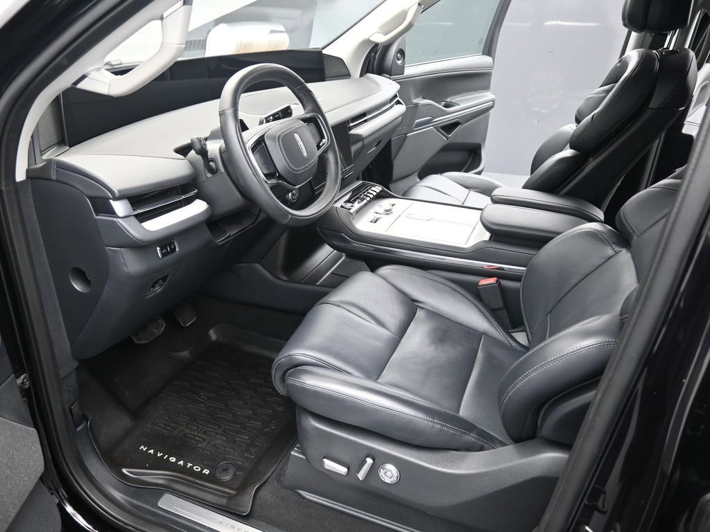 Used 2025 Lincoln Navigator Reserve image 11