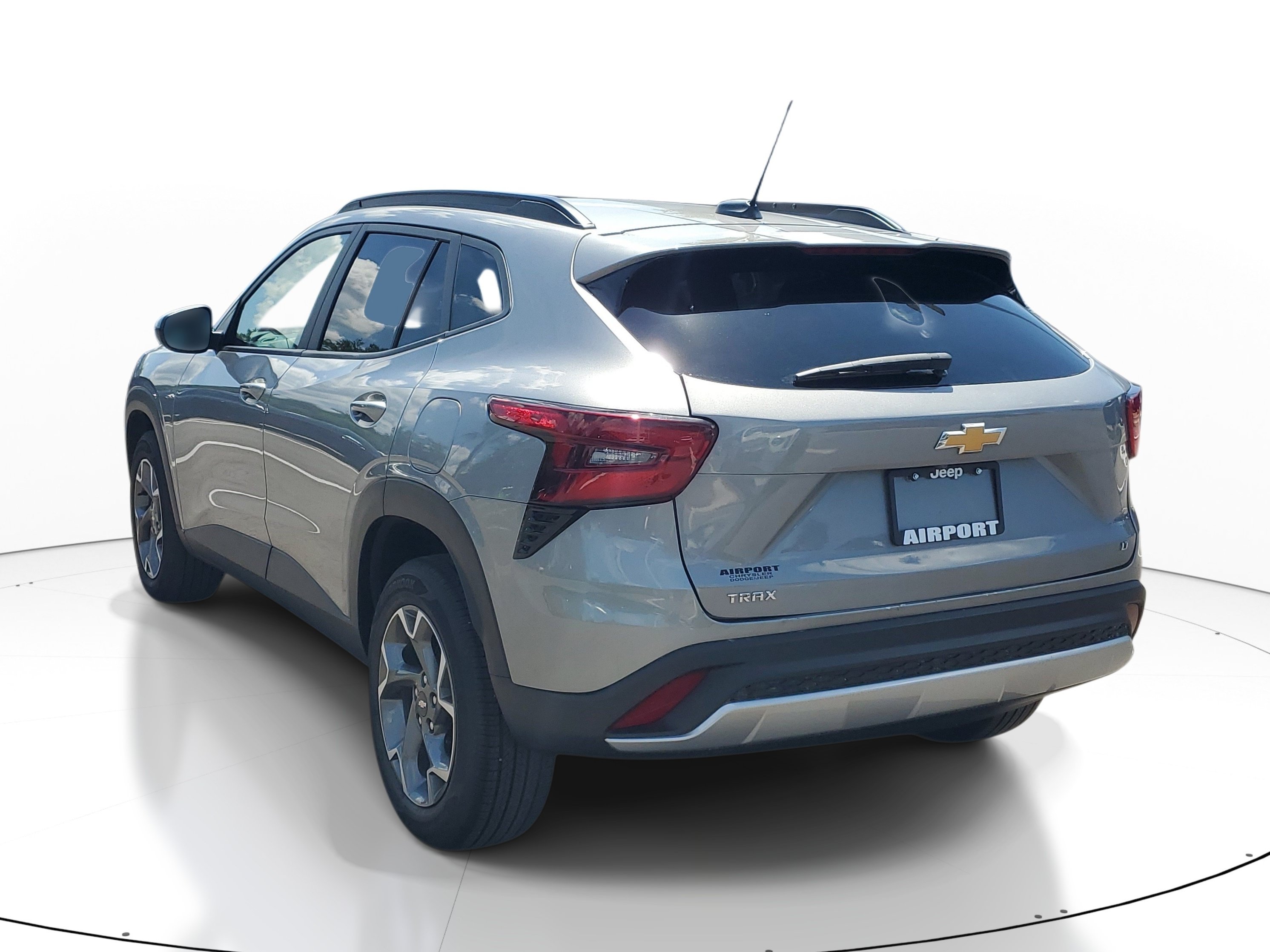 Used 2025 Chevrolet Trax LT FWD image 5