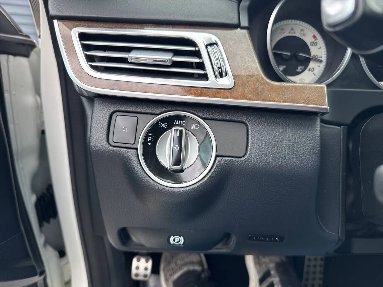 Used 2015 Mercedes-Benz E 400 4MATIC Sedan image 19