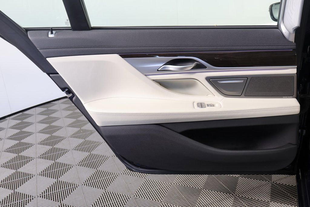 Used 2020 BMW 740i w/ Premium Package image 13
