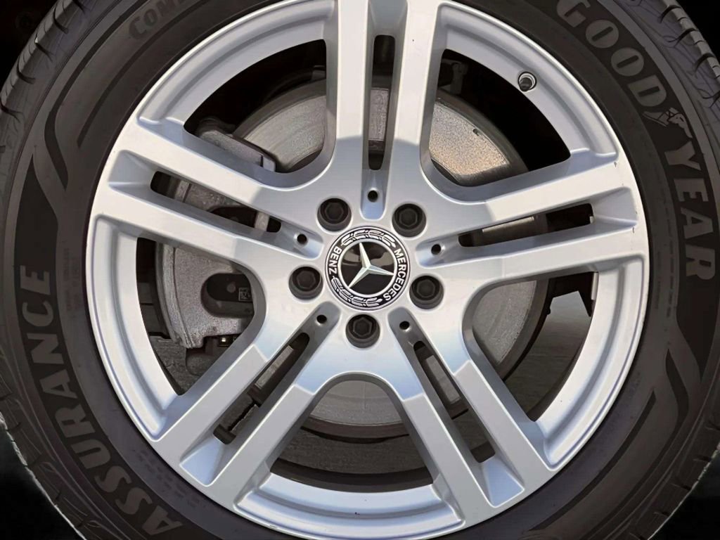 Used 2021 Mercedes-Benz GLB 250 4MATIC w/ Premium Package image 37