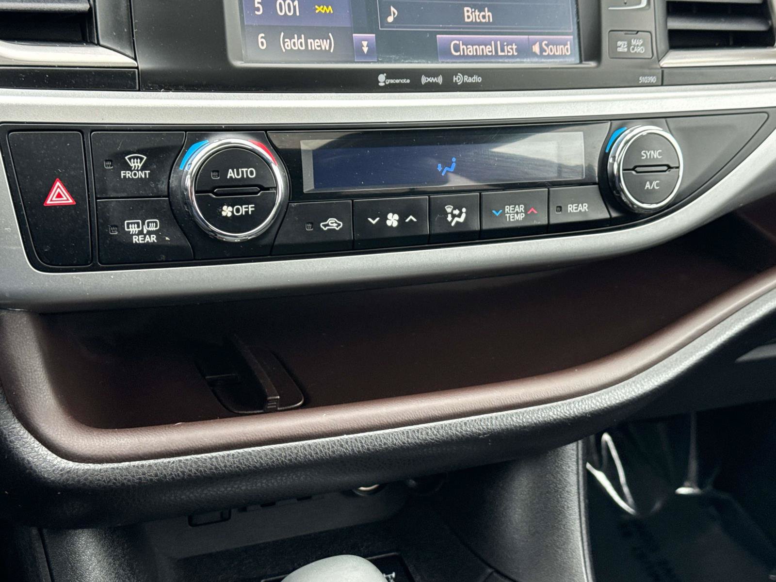 Used 2019 Toyota Highlander XLE w/ Carpet Mat Package (TMS) AWD/4WD image 5