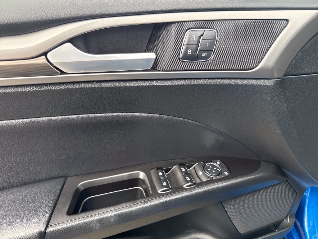 Used 2017 Ford Fusion SE AWD/4WD image 18