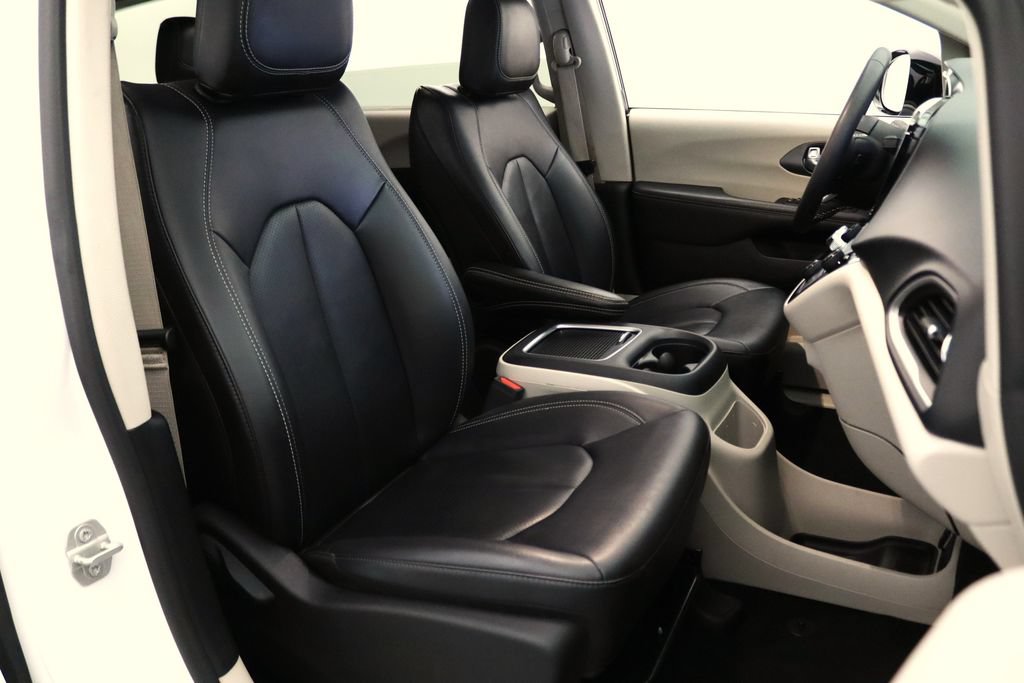 Used 2024 Chrysler Pacifica Touring-L FWD image 14