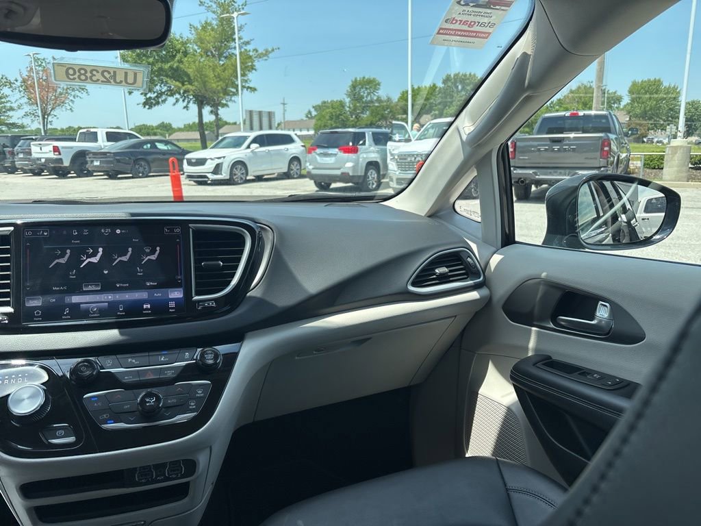 Used 2024 Chrysler Pacifica Touring-L FWD image 39