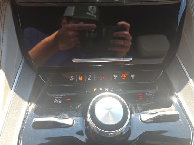 Certified 2025 Jeep Wagoneer Series III w/ Premium Group I AWD/4WD image 23