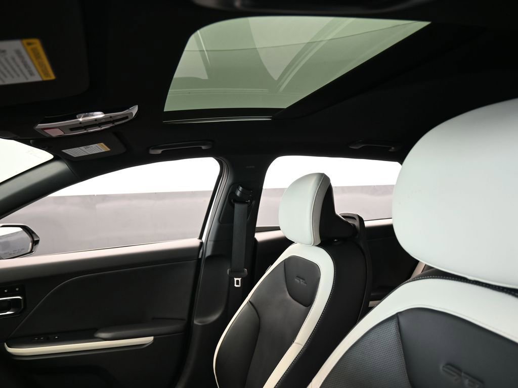 Used 2025 Kia K4 GT-Line w/ GT-Line Premium Package image 11