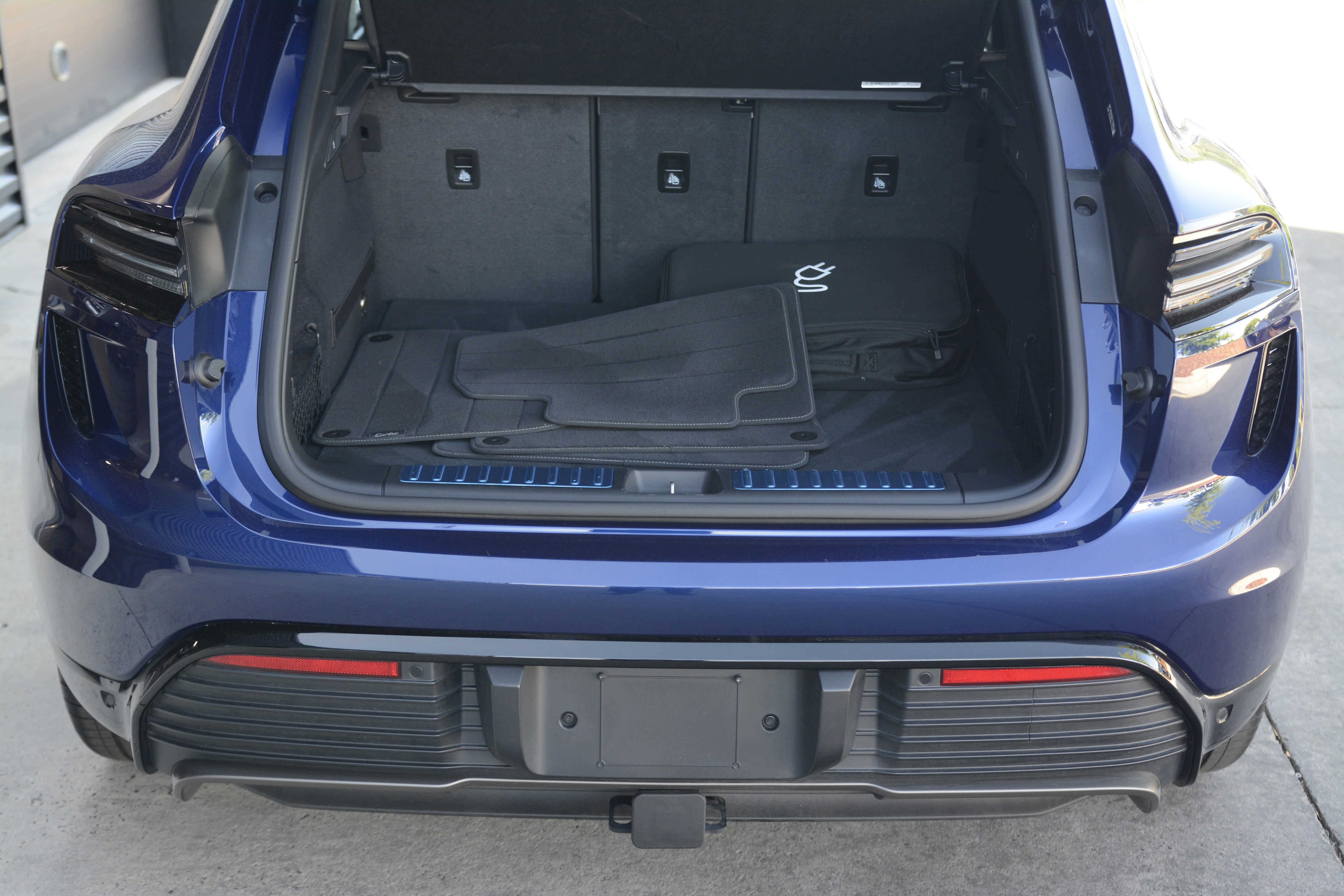 Certified 2025 Porsche Macan Turbo Electric AWD/4WD image 35