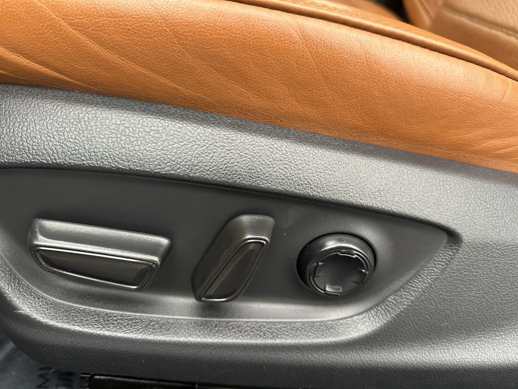 Used 2019 Toyota Avalon Limited image 10