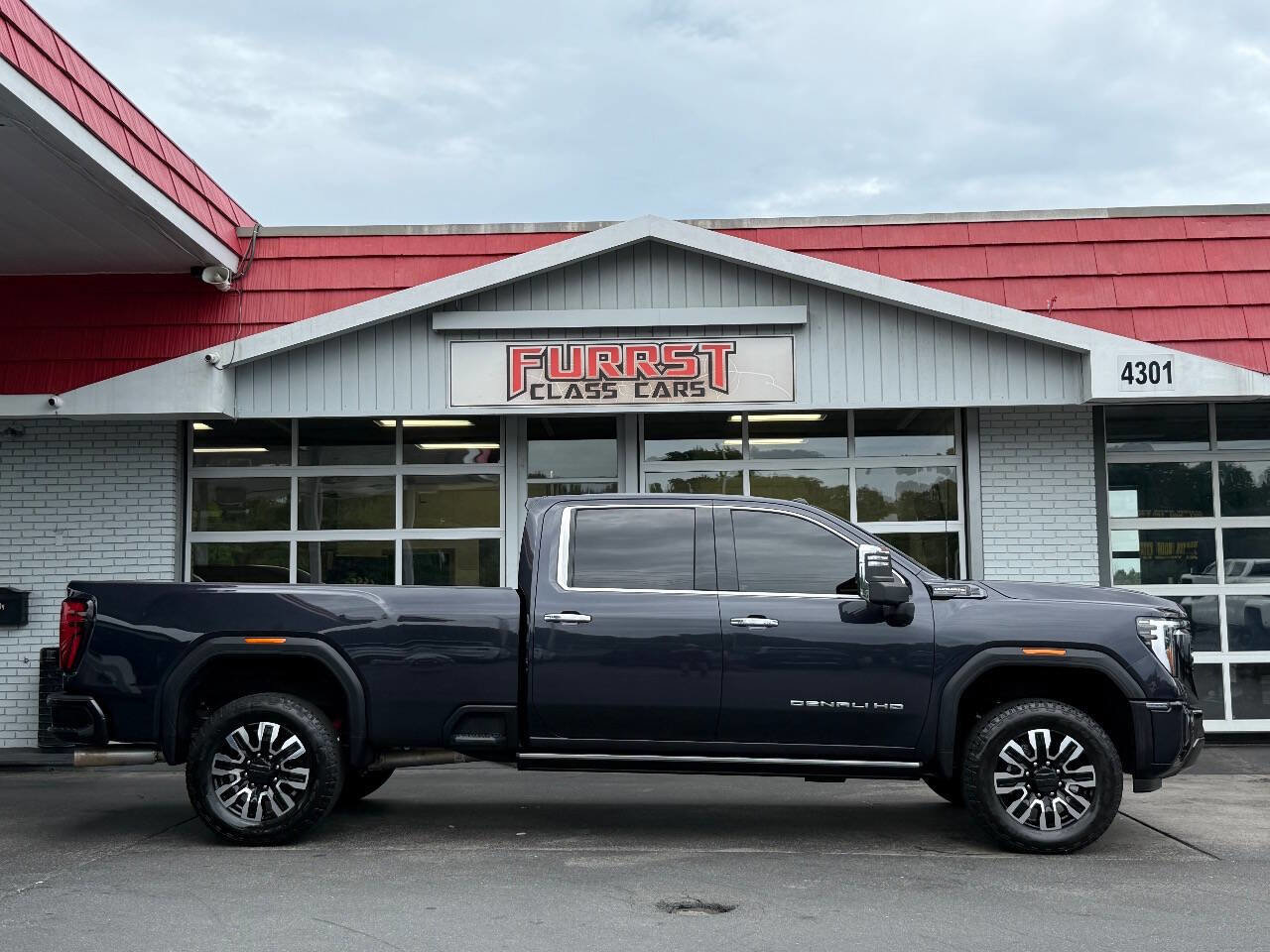 Used 2024 GMC Sierra 3500 Denali Ultimate image 2