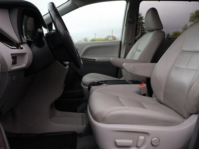 Used 2020 Toyota Sienna XLE w/ XLE Navigation Package FWD image 25