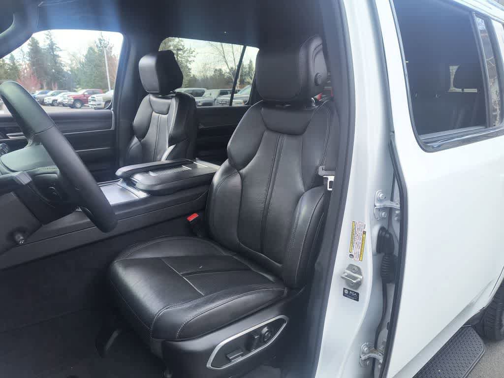 Used 2023 Jeep Wagoneer L Series II AWD/4WD image 11