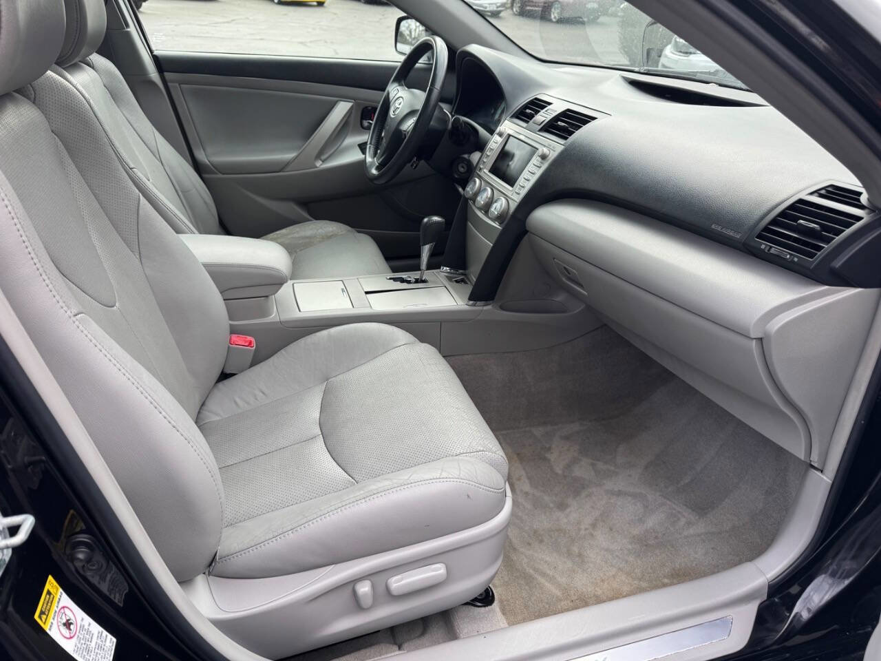 Used 2011 Toyota Camry SE w/ SE/XLE Extra-Value Pkg image 13