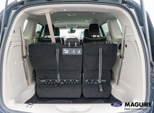 Used 2021 Chrysler Pacifica Limited w/ Uconnect Theater Family Group image 12