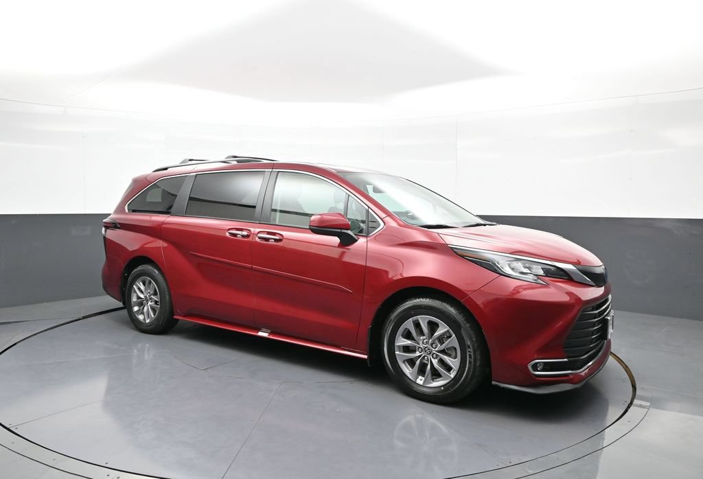 Certified 2022 Toyota Sienna XLE AWD/4WD image 4