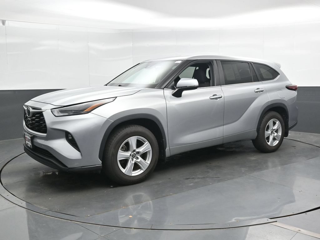 Used 2024 Toyota Highlander LE AWD/4WD image 8