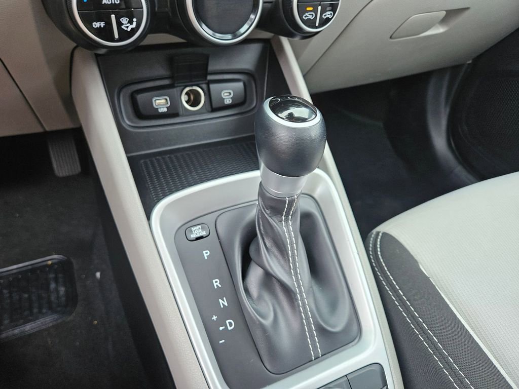 Used 2025 Hyundai Venue SEL FWD image 29