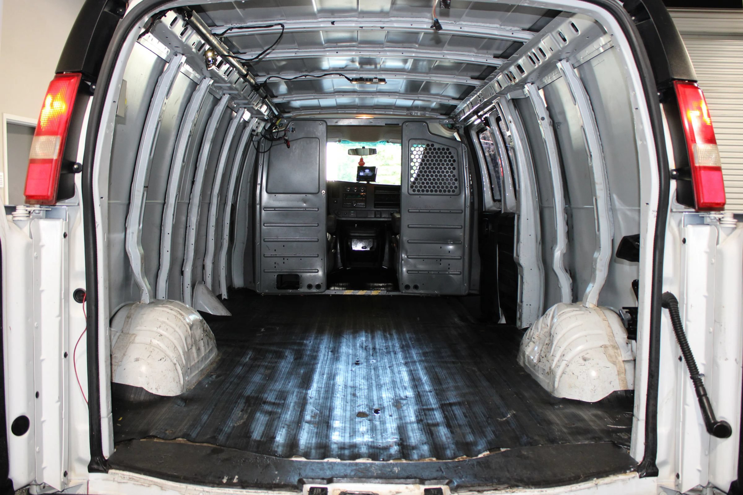 Used 2017 Chevrolet Express 2500 Extended RWD image 25