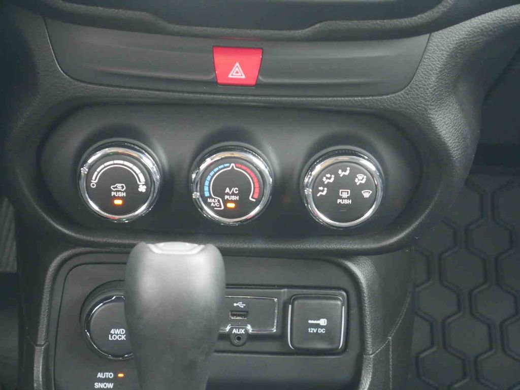 Used 2017 Jeep Renegade Altitude AWD/4WD image 6
