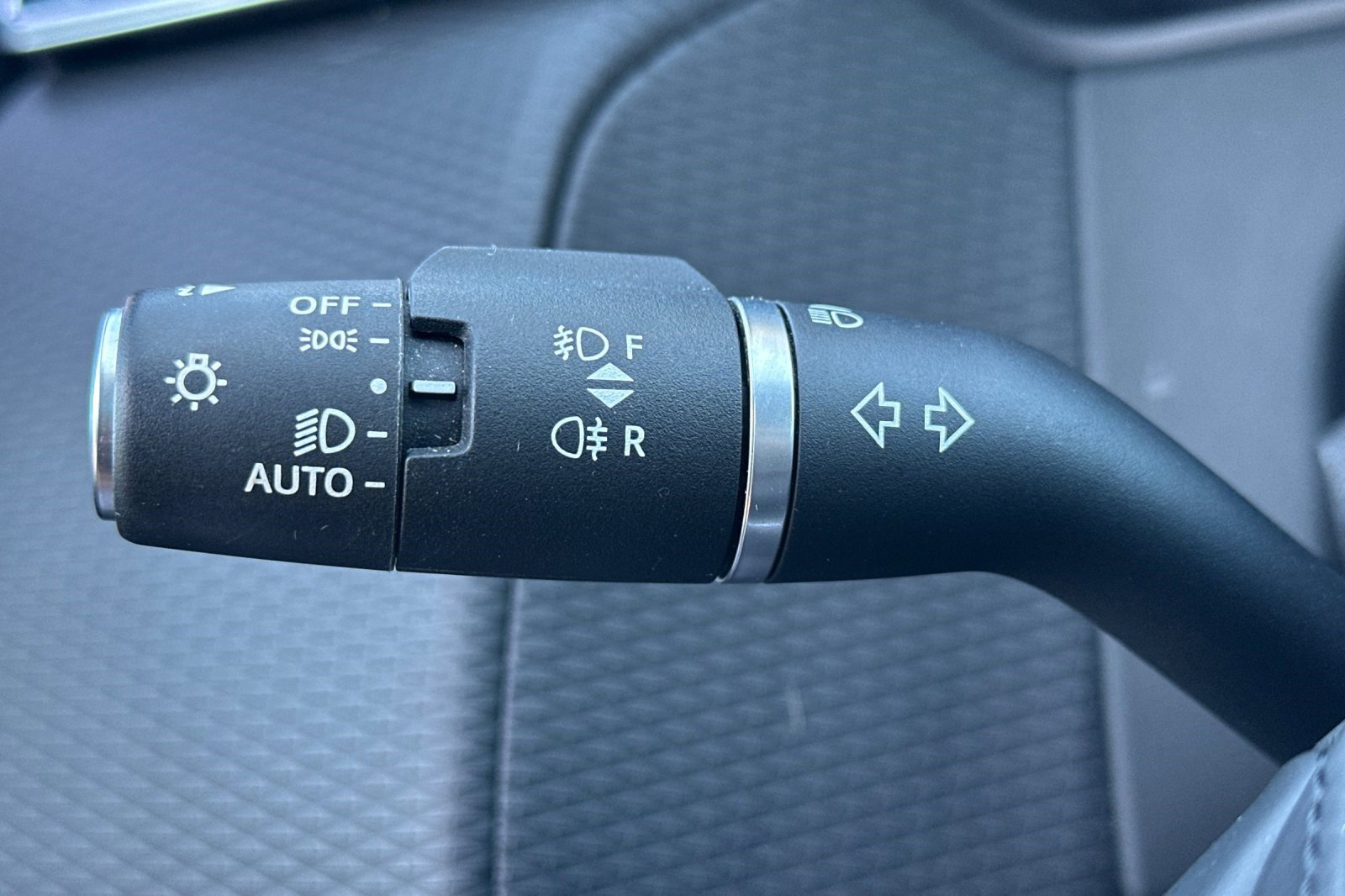 Used 2023 Land Rover Range Rover Velar R-Dynamic S image 33