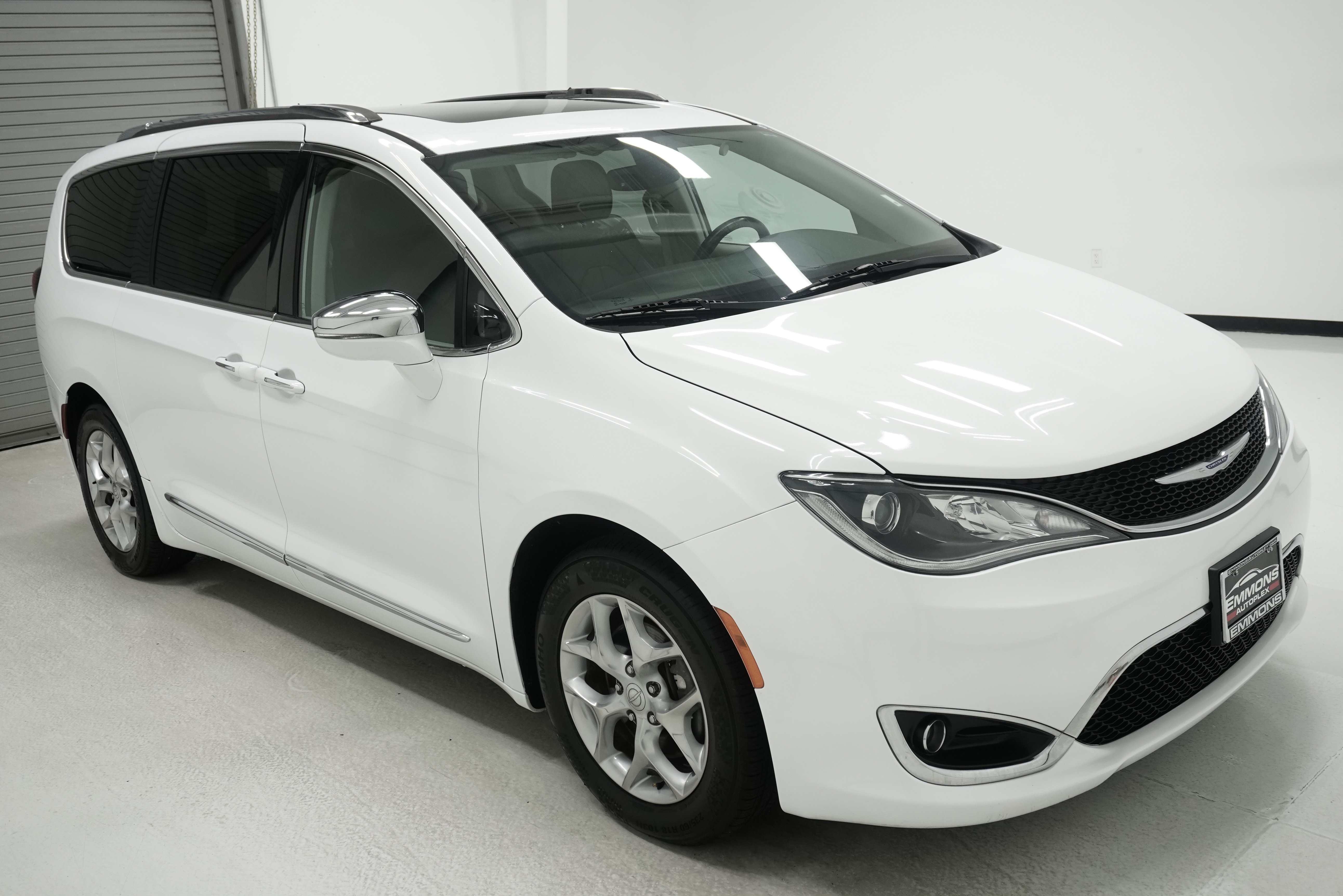 Used 2018 Chrysler Pacifica Limited FWD image 3