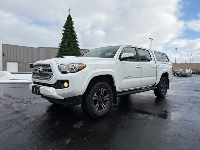 Used 2017 Toyota Tacoma TRD Sport image 3
