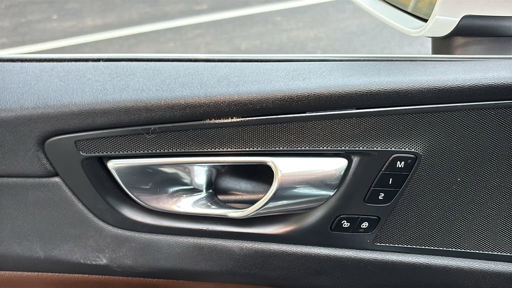 Used 2018 Volvo XC60 T5 Momentum w/ Vision Package image 11