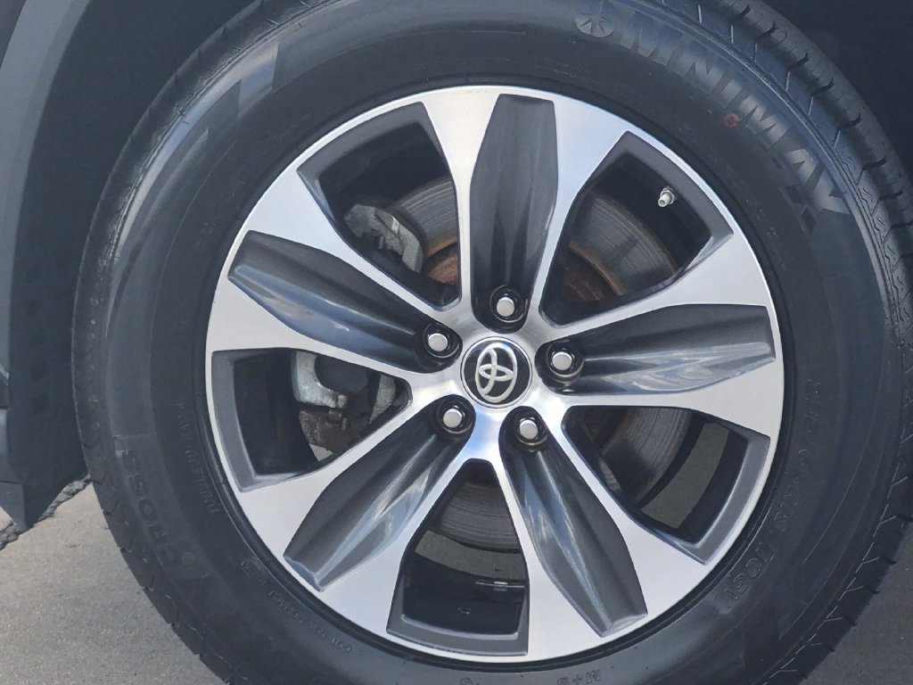 Used 2024 Toyota Highlander XLE AWD/4WD image 28