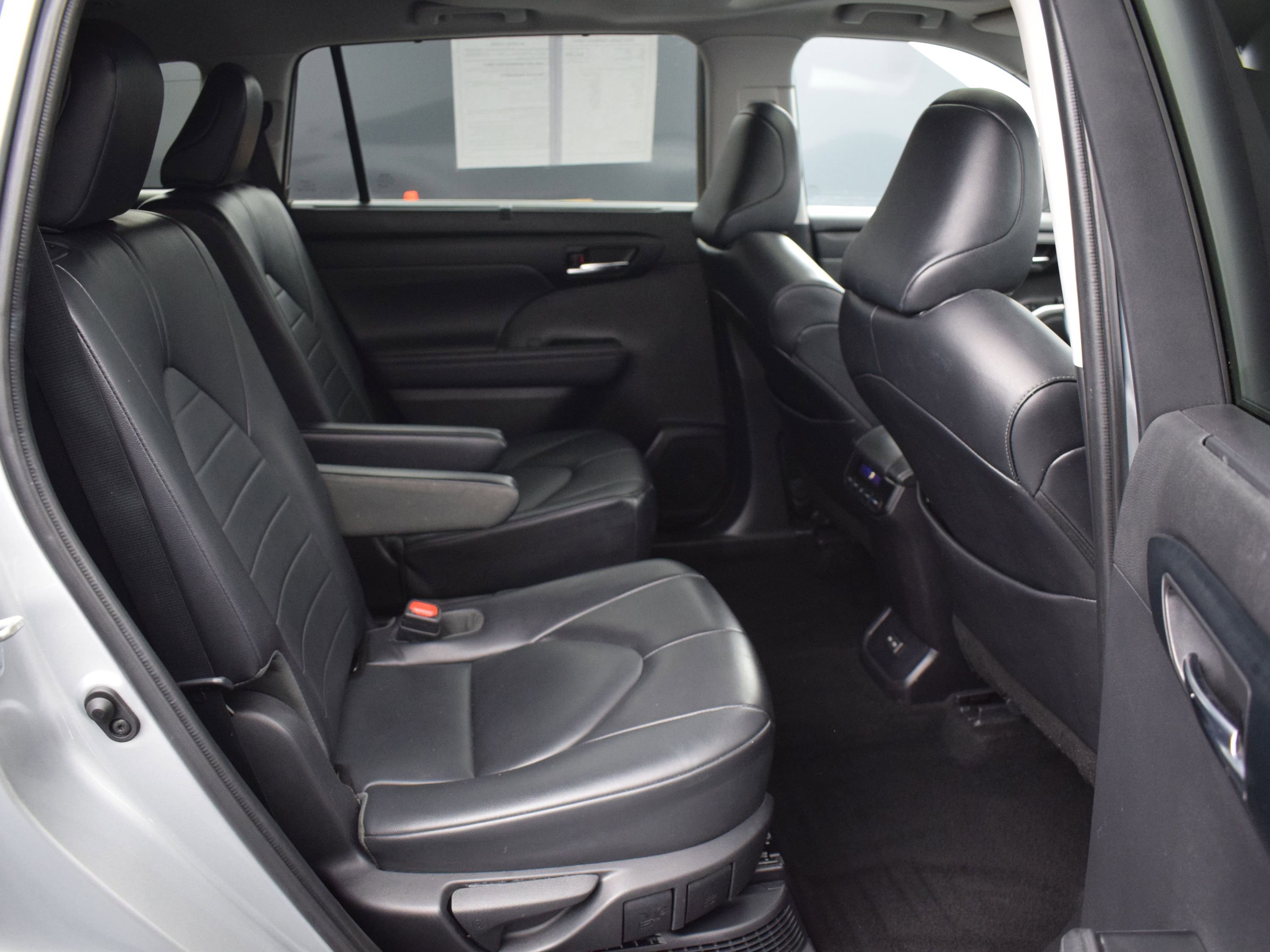 Used 2022 Toyota Highlander XLE AWD/4WD image 11
