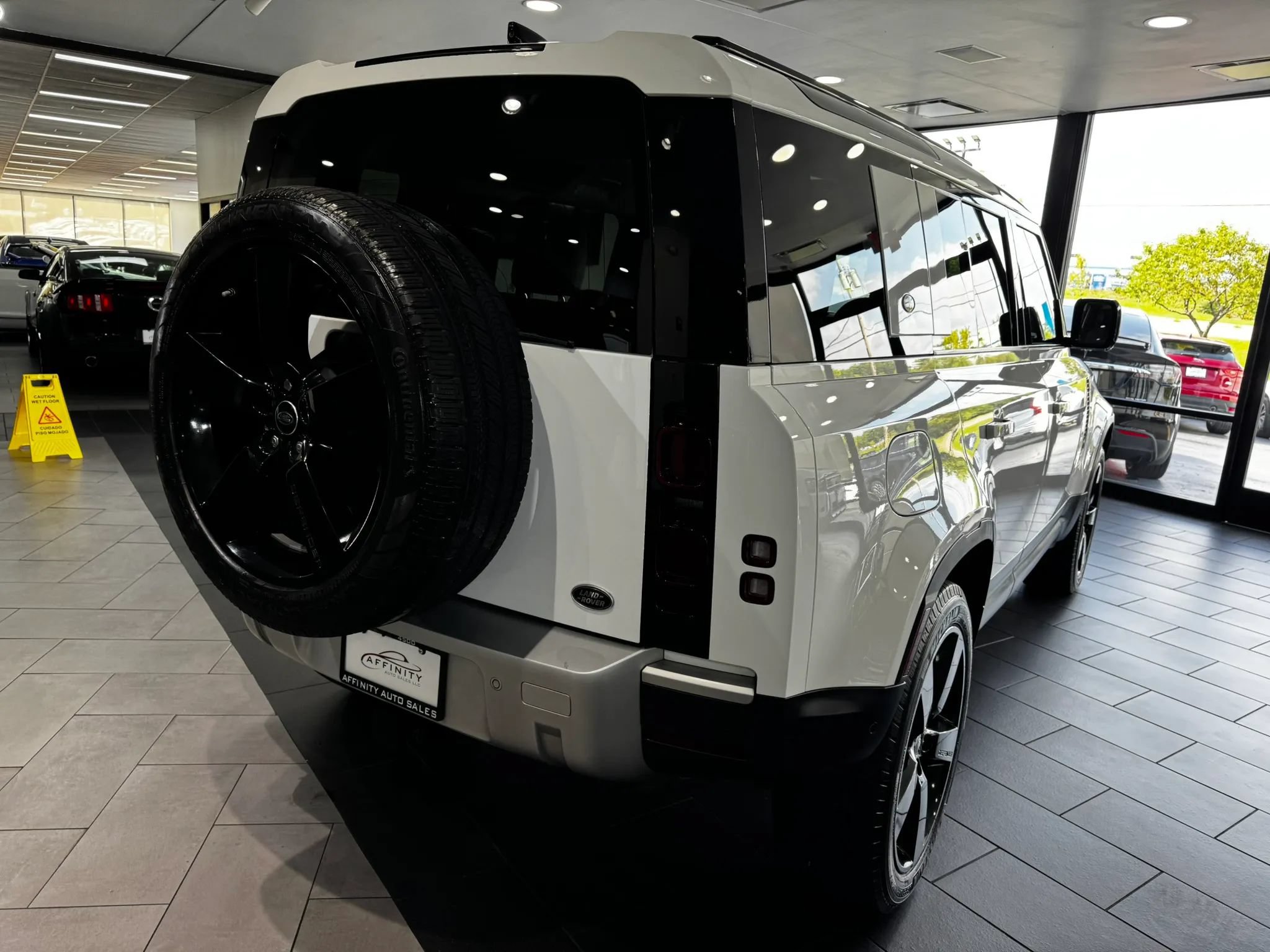 Used 2020 Land Rover Defender 110 HSE AWD/4WD image 5