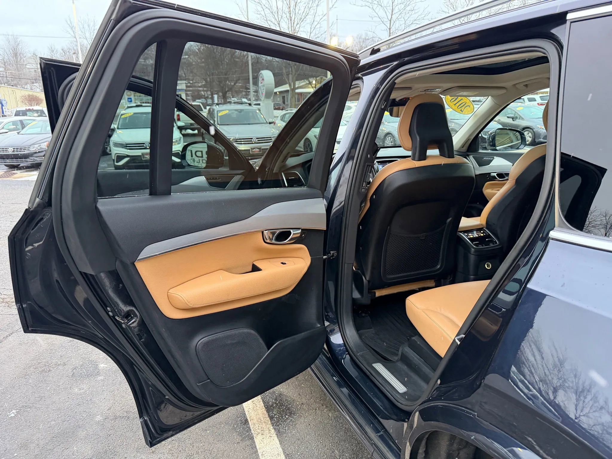 Used 2016 Volvo XC90 T8 Momentum w/ Vision Package image 15