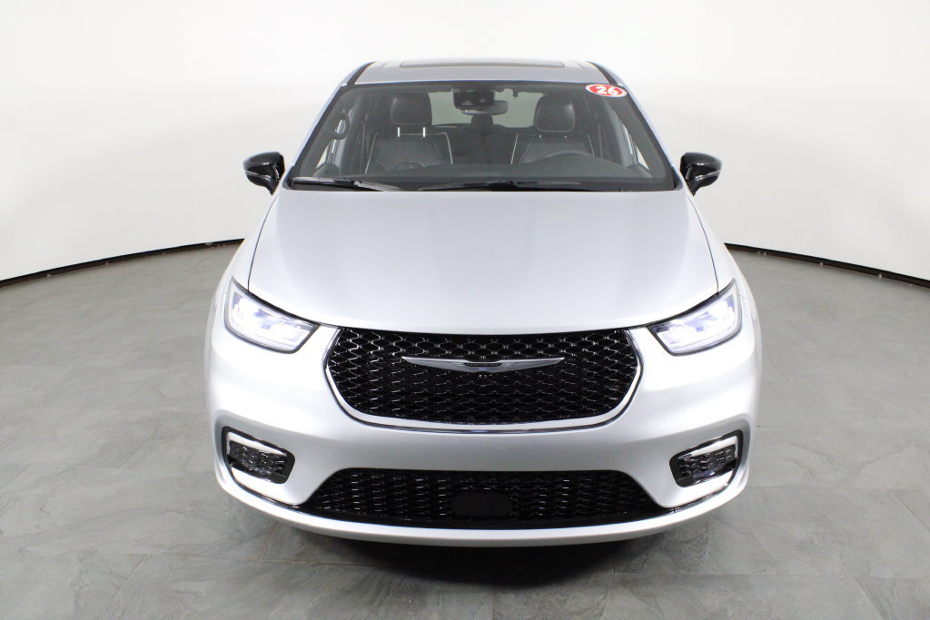 Used 2026 Chrysler Pacifica Limited FWD image 12