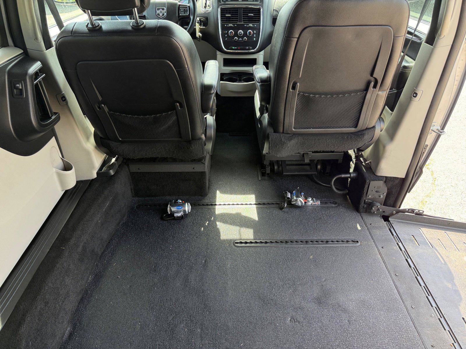 Used 2018 Dodge Grand Caravan SXT FWD image 17