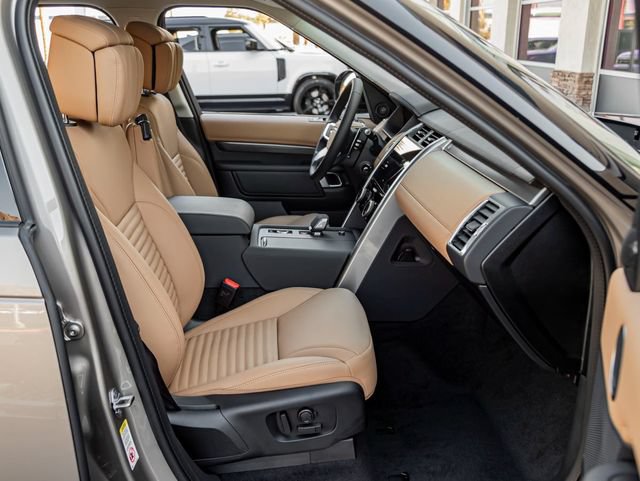 Certified 2025 Land Rover Discovery Metropolitan Edition AWD/4WD image 27