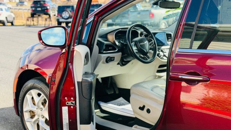 Used 2017 Chrysler Pacifica Touring-L Plus w/ Advanced Safetytec Group image 9