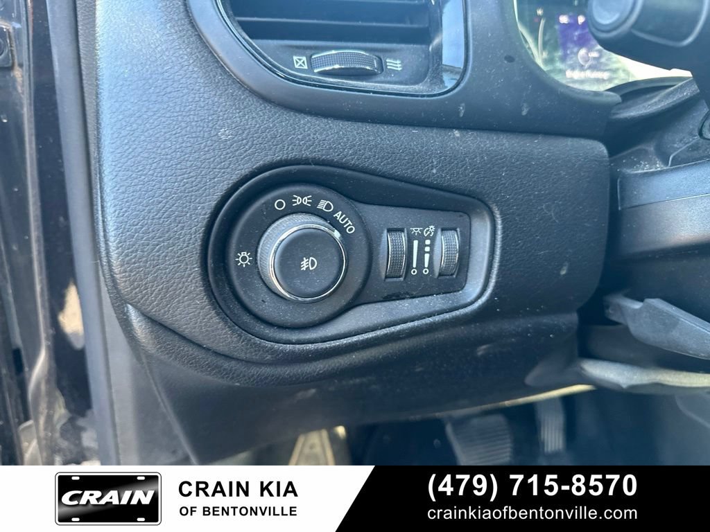 Used 2016 Jeep Renegade Latitude AWD/4WD image 15