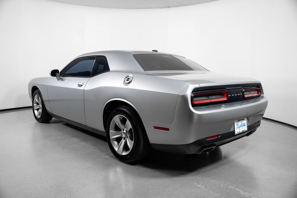 Used 2016 Dodge Challenger SXT RWD image 12
