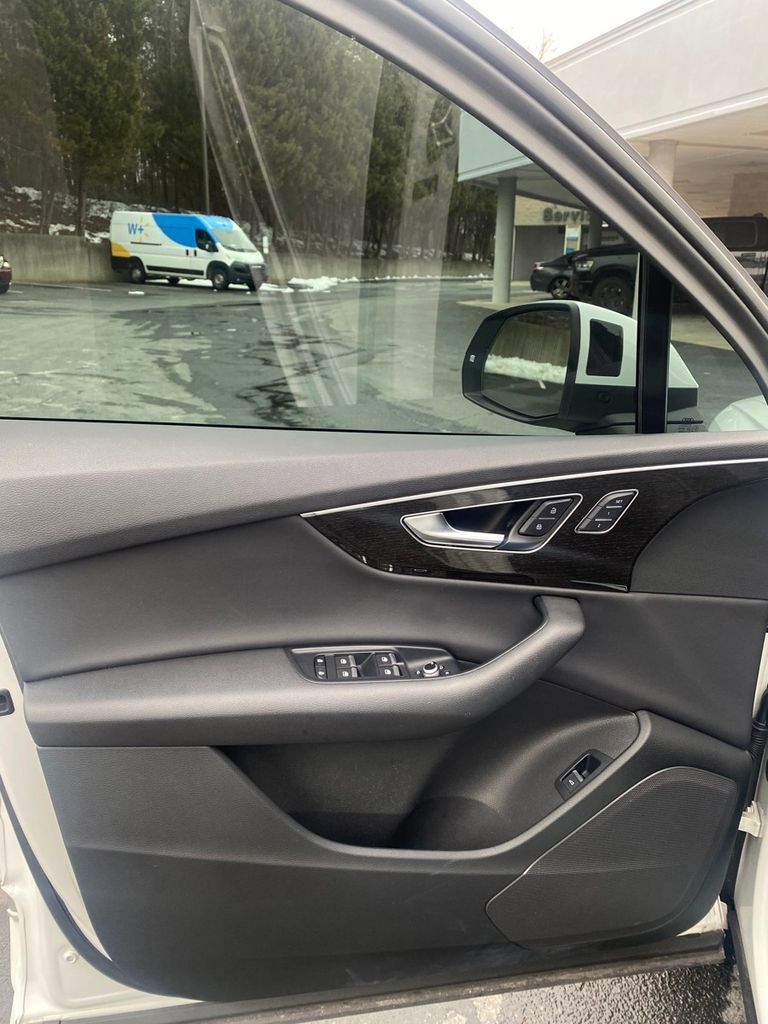 Used 2022 Audi Q7 3.0T Premium image 11