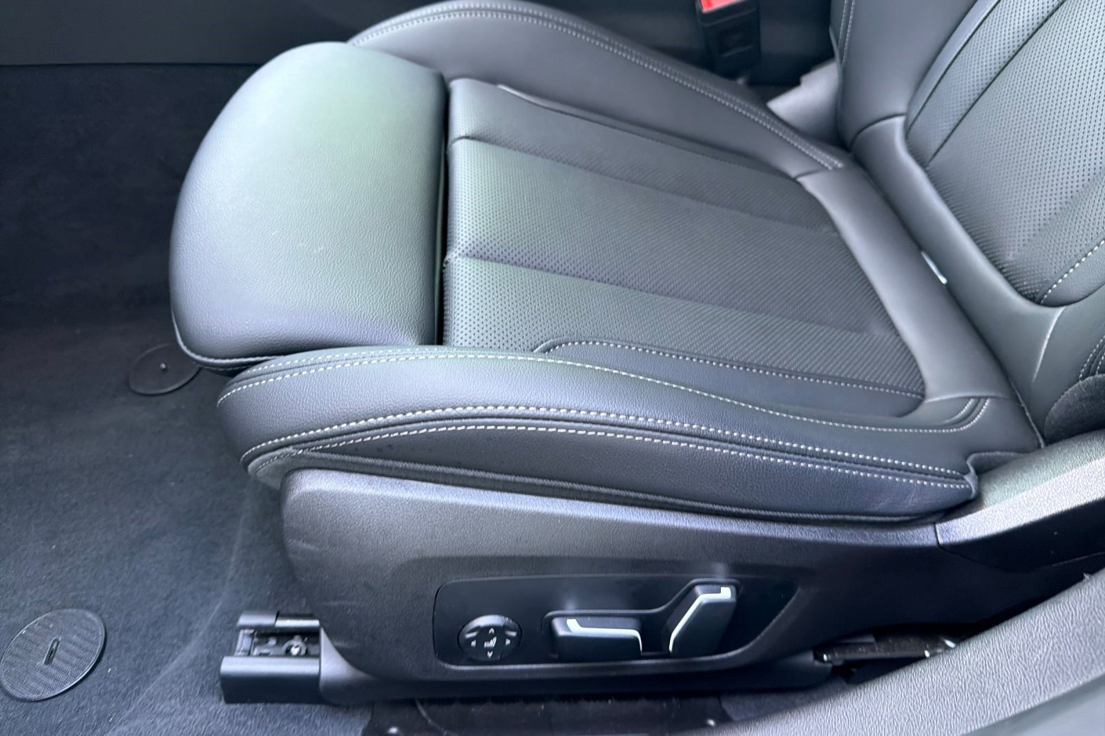 Used 2025 BMW 330i Sedan w/ Premium Package image 14