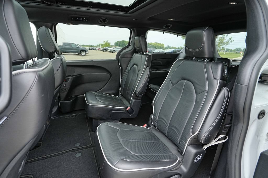Used 2025 Chrysler Pacifica Limited FWD image 19