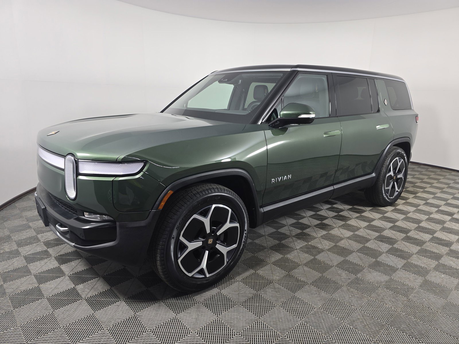 Used 2024 Rivian R1S Adventure AWD/4WD image 1