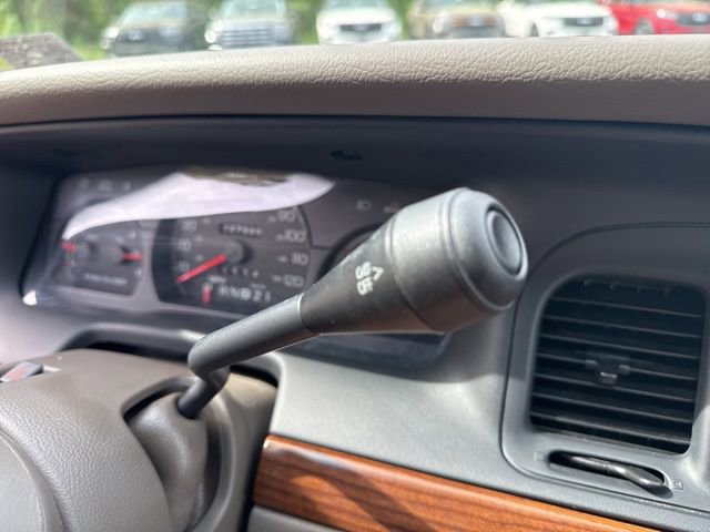 Used 2003 Ford Crown Victoria RWD image 16