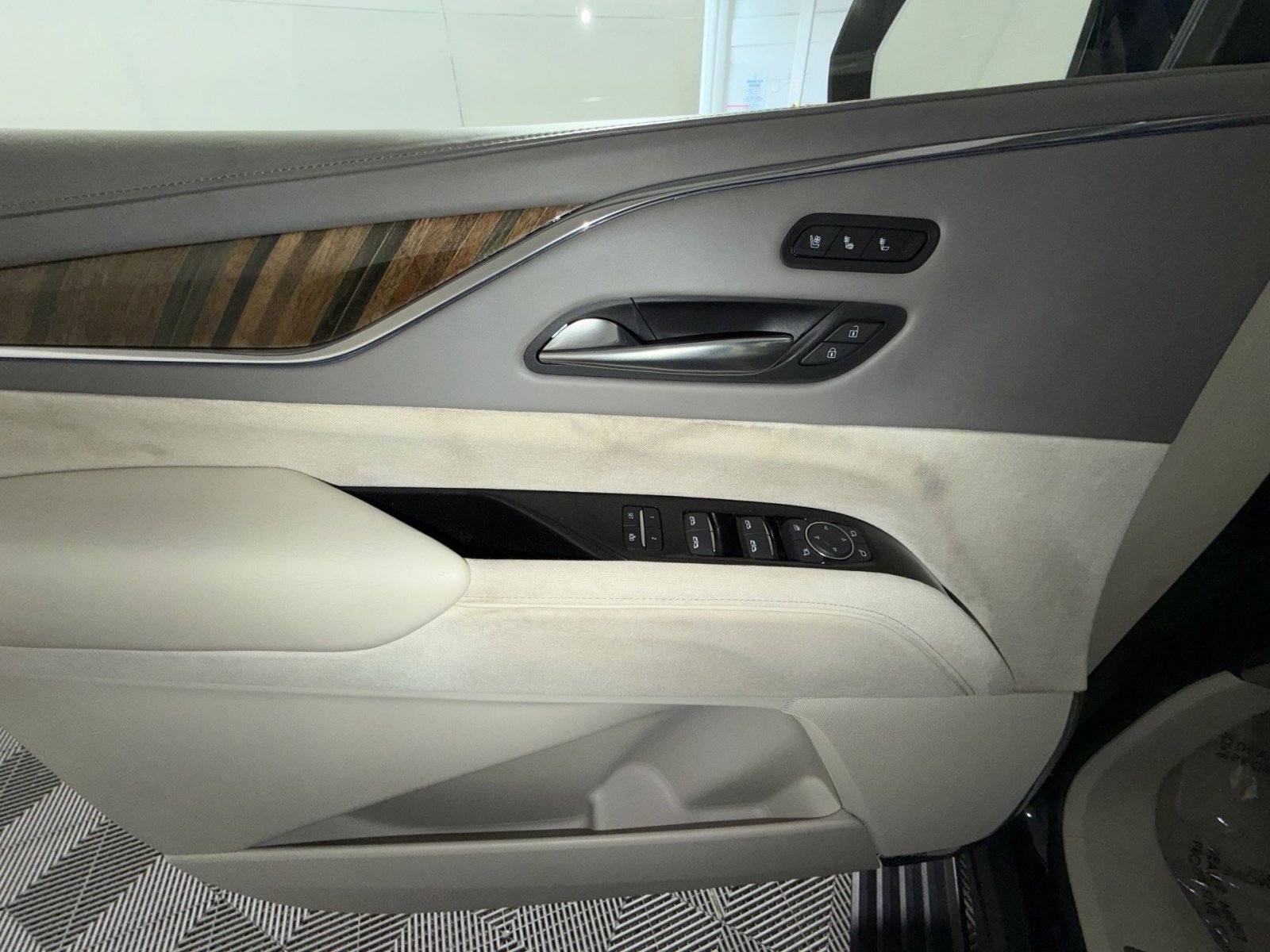 Used 2021 Cadillac Escalade Premium Luxury Platinum w/ Heavy-Duty Trailer Package image 15