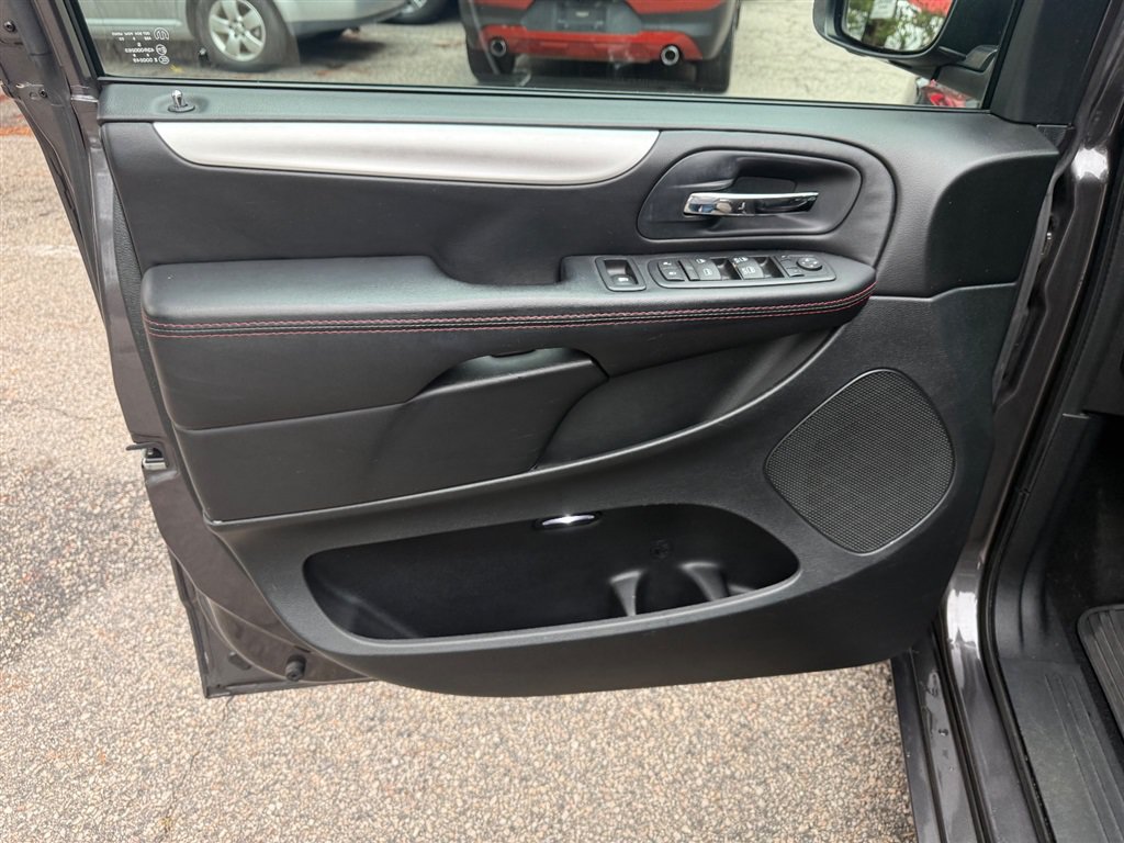 Used 2016 Dodge Grand Caravan R/T w/ Driver Convenience Group FWD image 13