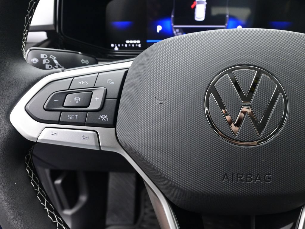 Used 2025 Volkswagen Taos SE FWD image 16